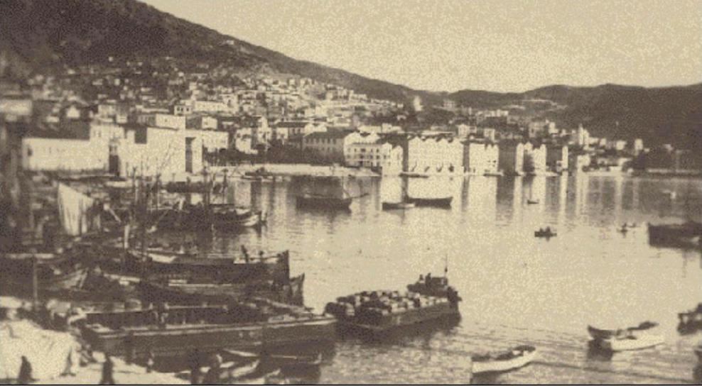 Η καβάλα πριν το 1929. Το λιμάνι της πόλης δεν έχει κατασκευαστεί ακόμη. Διακρίνονται οι καπναποθήκες κοντά στην παραλία.